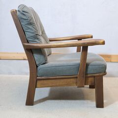 飛騨の清見町に拠点を置いて活動をしていた飛騨清見工房のUZUKURIシリーズ アームソファです。上質なナラ材を使用したしっかりとした造りの1Pソファ。和の空間にも合わせやすいです♪/大日家具の画像