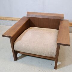 飛騨高山のメーカーshirakawa(シラカワ)のrevi(レヴィ) ウォールナット材 シングルソファ。和洋どちらにも溶け込む洗練されたデザインと心地よいふっくらとしたクッションのアームソファです♪の画像
