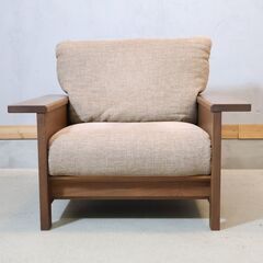 飛騨高山のメーカーshirakawa(シラカワ)のrevi(レヴィ) ウォールナット材 シングルソファ。和洋どちらにも溶け込む洗練されたデザインと心地よいふっくらとしたクッションのアームソファです♪の画像