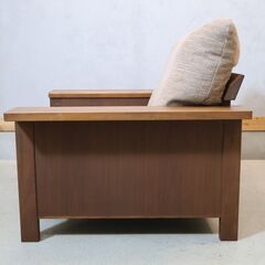 飛騨高山のメーカーshirakawa(シラカワ)のrevi(レヴィ) ウォールナット材 シングルソファ。和洋どちらにも溶け込む洗練されたデザインと心地よいふっくらとしたクッションのアームソファです♪の画像