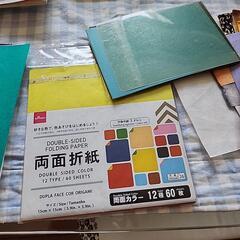 折り紙と、折り紙の本の画像