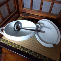 蓋付きの器（レードル付き）の画像