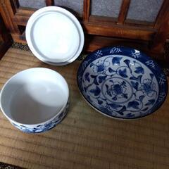 蓋付きの器と小鉢のセットの画像