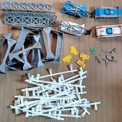 【ボードゲーム】 米澤玩具（現セガフェイブ） ホンコン　Ｎｏ.３０　ビッグレーシング（ジュニア） 立体２車線　単一電池４本使用　中古使用品（昭和レトロ・動作未確認） ※常温保存可　★動作しない場合でも道路・フェンス・高架台・橋桁などが正規部品の２セット以上分入っておりますので色々な道路の組み合わせが出来る為パズルやジオラマ感覚でも楽しむ事が可能です！の画像