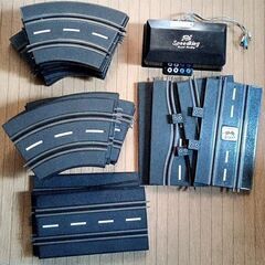 【ボードゲーム】 米澤玩具（現セガフェイブ） ホンコン　Ｎｏ.３０　ビッグレーシング（ジュニア） 立体２車線　単一電池４本使用　中古使用品（昭和レトロ・動作未確認） ※常温保存可　★動作しない場合でも道路・フェンス・高架台・橋桁などが正規部品の２セット以上分入っておりますので色々な道路の組み合わせが出来る為パズルやジオラマ感覚でも楽しむ事が可能です！の画像