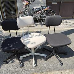 無印良品とオカムラのオフィスチェアです。の画像