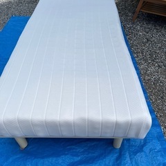 脚付きシングルベッドの画像