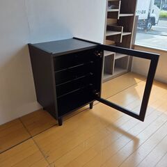 未使用訳あり キャビネット 幅49.5 木製 収納棚 リビング ブラックインテリア ガラスキャビネット 収納 棚 ラック 扉付き リビングボードの画像