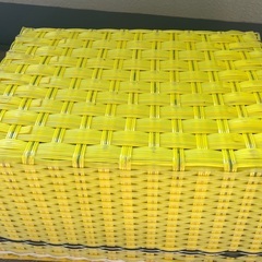 昭和レトロなビニール編みのカゴ　収納ケースの画像