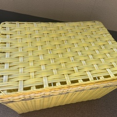 昭和レトロなビニール編みのカゴ　収納ケースの画像