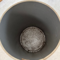 白ラーク缶のゴミ箱の画像