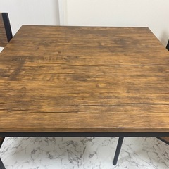 ダイニングテーブル（木目調）の画像