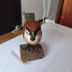 鳥の木彫りの置き物の画像