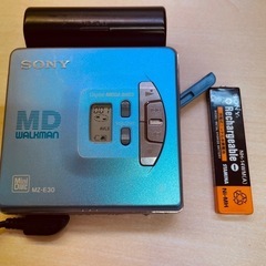 SONY MD WALKMAN MZ-E30 本体＋電池ケース＋リモコン付きイヤホン＋ポーチ＋ニッケル水素電池 の5点セットの画像