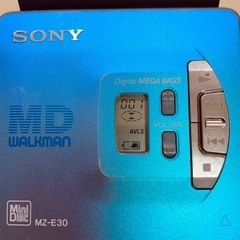 SONY MD WALKMAN MZ-E30 本体＋電池ケース＋リモコン付きイヤホン＋ポーチ＋ニッケル水素電池 の5点セットの画像
