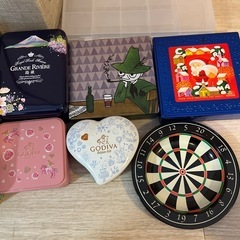 GODIVA、ディズニー、ムーミンなどのお菓子の缶、収納ケースなど の画像