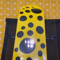 MoMA 草間彌生 DOTS スケートボード イエローの画像