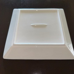 白い陶器の皿の画像
