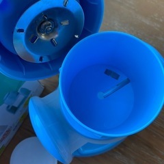電動かき氷器　　バラ氷対応　蓋付き製氷容器2個付　取説付　の画像