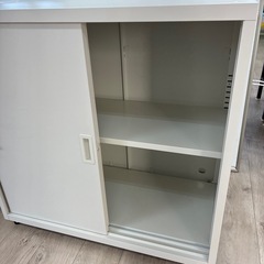 【美品】事務用品　キャビネット　鍵付き　脚付き　収納棚　書類棚　スライド式の画像
