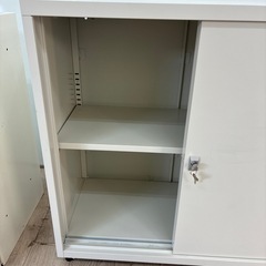 【美品】事務用品　キャビネット　鍵付き　脚付き　収納棚　書類棚　スライド式の画像