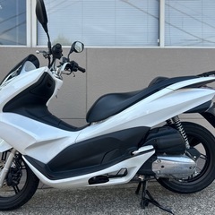 【美車•人気車種】ホンダ PCX125 JF28 ホワイト【リアキャリア付き】の画像