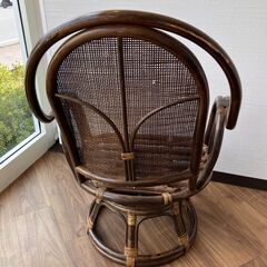 【中古】ロータイプ 籐 ラタン製 回転座椅子 ブラウン 横幅ゆったりの画像