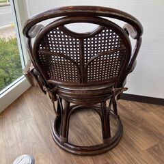 【中古】クッション＆ポケット付き 籐 ラタン製 回転座椅子 ブラウンの画像