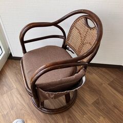 【中古】クッション＆ポケット付き 籐 ラタン製 回転座椅子 ブラウンの画像
