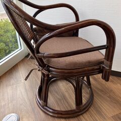 【中古】クッション＆ポケット付き 籐 ラタン製 回転座椅子 ブラウンの画像