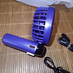 464　新品）小型首折ハンディファン　紫　残量表示　台座付の画像