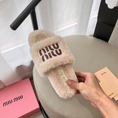 MIU MIU ウールスリッパの画像