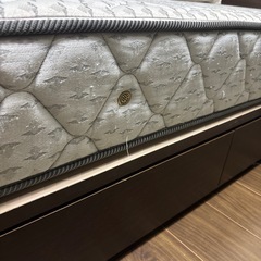 キングサイズベッドとマットレスの画像