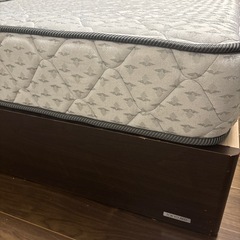 キングサイズベッドとマットレスの画像