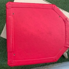 運動器具に付いていた赤いシートの画像
