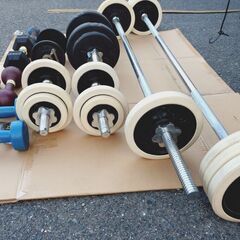 🔴山口市、ダンベル各種¥100〜1000🔴写真の白バーベル・ダンベルは売れました🙏の画像