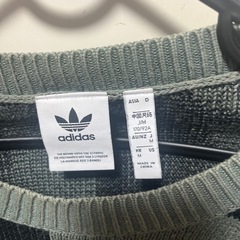 adidasセーターの画像