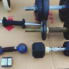 🔴山口市、ダンベル各種¥100〜1000🔴写真の白バーベル・ダンベルは売れました🙏の画像