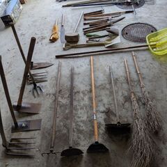 高枝鋏、熊手、鎌、両手鋏、スコップ、ノコギリ、木製ハンマー、雪かき、竹箒、じょれん、3本鍬、鍬の画像