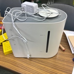 座椅子と加湿器の画像