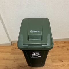 139:フタ付きゴミ箱 SPハンドル付ダストボックス しっかりロック 45L 緑 開閉簡単 A6726の画像
