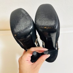 イヴ・サンローランスエード調ハイヒールの画像