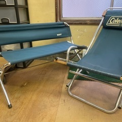 コールマンのリラックスチェアとブランド不明のベンチをセットでの画像