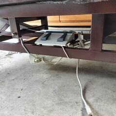 電動昇降付施術用ベッド　茶色の画像
