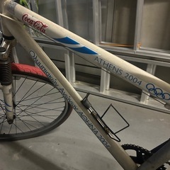 コカコーラアテナ限定ロードバイクの画像