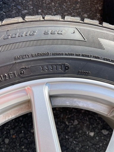 スタッドレスタイヤ　215/60R16
