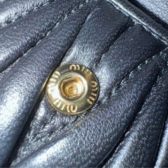 【本日削除】MIU MIU 二つ折り財布 黒 レザーの画像