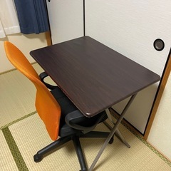 椅子とテーブルのセットですの画像