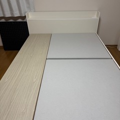 ダブルベッドの収納付きベットフレームの画像
