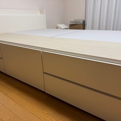ダブルベッドの収納付きベットフレームの画像